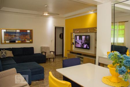 Sala de casa para alugar com 2 quartos, 240m² em Vila Valqueire, Rio de Janeiro