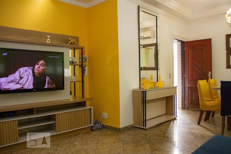 Sala de casa para alugar com 2 quartos, 240m² em Vila Valqueire, Rio de Janeiro