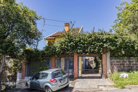 Fachada de casa à venda com 4 quartos, 250m² em Tristeza, Porto Alegre