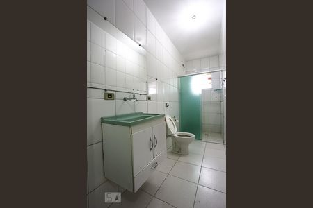 Banheiro  de casa de condomínio para alugar com 1 quarto, 52m² em Jardim Mirna, Taboão da Serra
