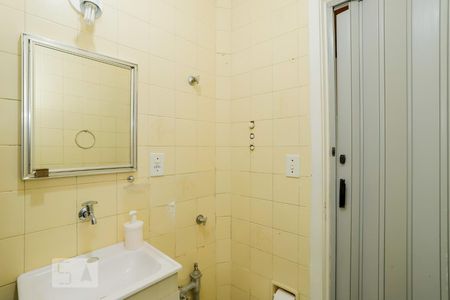 Banheiro  de kitnet/studio para alugar com 1 quarto, 27m² em Copacabana, Rio de Janeiro
