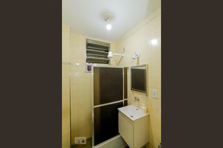 Banheiro  de kitnet/studio à venda com 1 quarto, 27m² em Copacabana, Rio de Janeiro