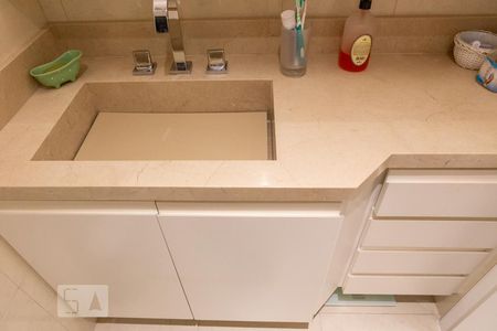 Apartamento à venda com 170m², 4 quartos e 3 vagas Apartamento à venda com 170m², 4 quartos e 3 vagasBanheiro da Suíte 2