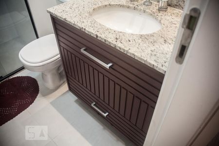 Apartamento à venda com 55m², 2 quartos e 1 vagaDetalhe do banheiro