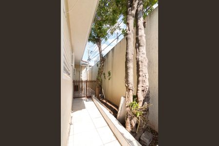 Casa à venda com 198m², 3 quartos e 2 vagasCorredor lateral externo