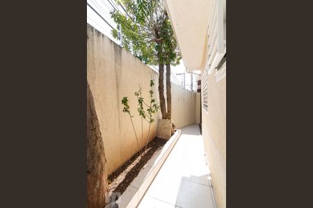 Casa à venda com 198m², 3 quartos e 2 vagasCorredor lateral externo