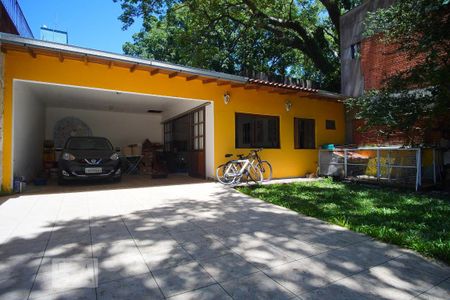 Casa à venda com 370m², 3 quartos e 6 vagasVista casa Fundos