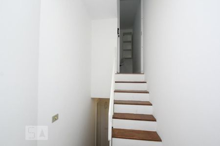 Apartamento à venda com 70m², 2 quartos e 1 vagaEscada
