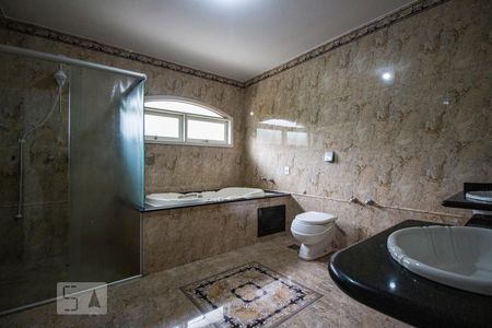 Casa à venda com 435m², 3 quartos e 6 vagas Casa à venda com 435m², 3 quartos e 6 vagasBanheiro da Suíte 2