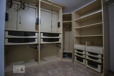 Casa à venda com 435m², 3 quartos e 6 vagas Casa à venda com 435m², 3 quartos e 6 vagasCloset da Suíte 2