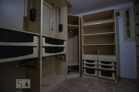 Casa à venda com 435m², 3 quartos e 6 vagas Casa à venda com 435m², 3 quartos e 6 vagasCloset da Suíte 2