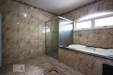 Casa à venda com 435m², 3 quartos e 6 vagas Casa à venda com 435m², 3 quartos e 6 vagasBanheiro da Suíte 2