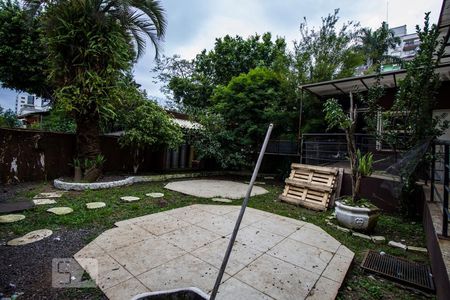 Casa à venda com 435m², 3 quartos e 6 vagas Casa à venda com 435m², 3 quartos e 6 vagasQuintal