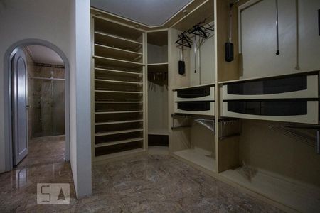 Casa à venda com 435m², 3 quartos e 6 vagas Casa à venda com 435m², 3 quartos e 6 vagasCloset da Suíte 2