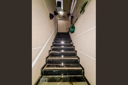 Casa de condomínio à venda com 38m², 1 quarto e 1 vaga Casa de condomínio à venda com 38m², 1 quarto e 1 vagaEscada