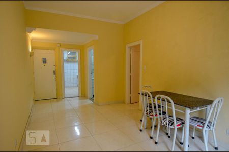 Sala de Apartamento com 2 quartos, 65m² Copacabana