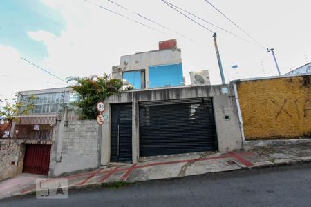 Casa à venda com 360m², 3 quartos e 2 vagas Casa à venda com 360m², 3 quartos e 2 vagasFachada