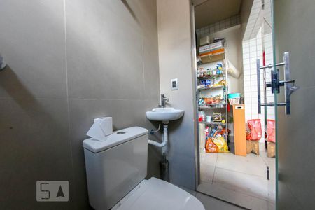 Casa à venda com 360m², 3 quartos e 2 vagas Casa à venda com 360m², 3 quartos e 2 vagasBanheiro de Serviço