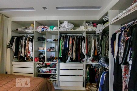 Casa à venda com 360m², 3 quartos e 2 vagas Casa à venda com 360m², 3 quartos e 2 vagasQuarto Suíte