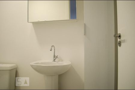 Banheiro de kitnet/studio para alugar com 1 quarto, 25m² em Novo Mundo, Curitiba