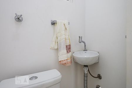 Casa à venda com 311m², 5 quartos e 6 vagasLavabo do piso superior