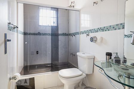 Casa à venda com 311m², 5 quartos e 6 vagasBanheiro da Suíte 3 e 4