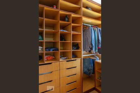 Casa à venda com 434m², 5 quartos e 5 vagas Casa à venda com 434m², 5 quartos e 5 vagasSuíte 1 - Closet