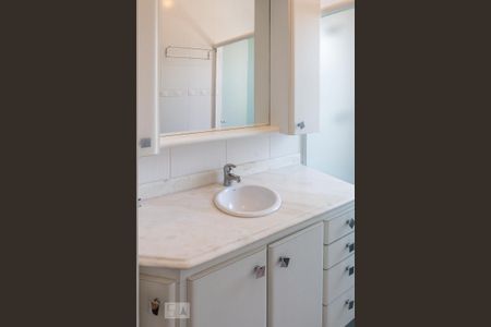 Casa à venda com 434m², 5 quartos e 5 vagas Casa à venda com 434m², 5 quartos e 5 vagasBanheiro Social