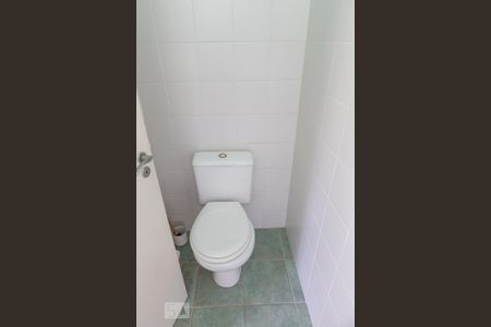 Casa à venda com 434m², 5 quartos e 5 vagas Casa à venda com 434m², 5 quartos e 5 vagasBanheiro da Suíte de Serviço