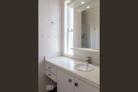 Casa à venda com 434m², 5 quartos e 5 vagas Casa à venda com 434m², 5 quartos e 5 vagasBanheiro da Suíte 2