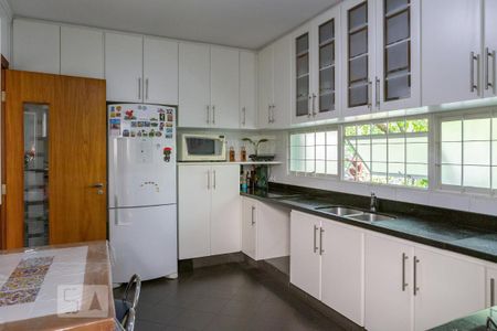 Casa à venda com 434m², 5 quartos e 5 vagas Casa à venda com 434m², 5 quartos e 5 vagasCozinha