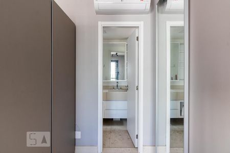 Closet  de kitnet/studio para alugar com 1 quarto, 40m² em Vila Nova Conceição, São Paulo