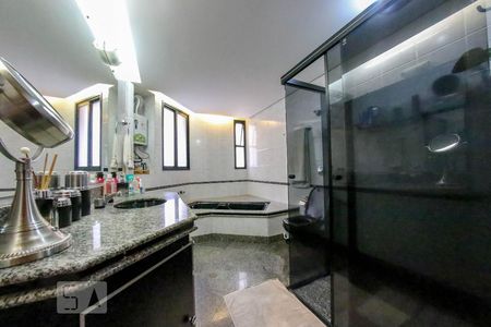 Apartamento à venda com 230m², 4 quartos e 3 vagasBanheiro da Suíte