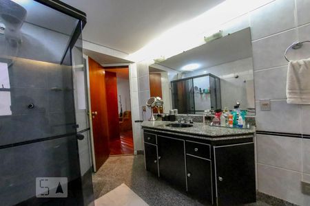 Apartamento à venda com 230m², 4 quartos e 3 vagasBanheiro da Suíte
