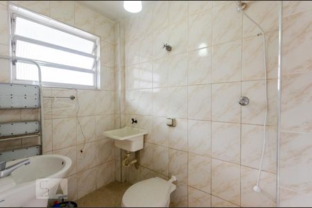 Banheiro de kitnet/studio para alugar com 1 quarto, 28m² em Gonzaga, Santos