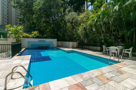 Apartamento à venda com 120m², 4 quartos e 3 vagas Apartamento à venda com 120m², 4 quartos e 3 vagasÁrea comum - Piscina