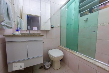 Casa à venda com 180m², 2 quartos e 4 vagasBanheiro da Suite 2