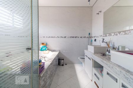 Casa à venda com 550m², 4 quartos e 6 vagasBanheiro do quarto 4