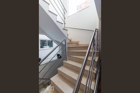 Casa à venda com 550m², 4 quartos e 6 vagasEscada para os quartos