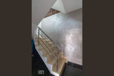 Casa à venda com 550m², 4 quartos e 6 vagasEscada de entrada