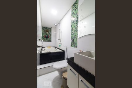 Casa à venda com 550m², 4 quartos e 6 vagasBanheiro do quarto 1