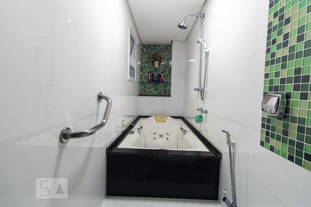 Casa à venda com 550m², 4 quartos e 6 vagasBanheiro do quarto 1