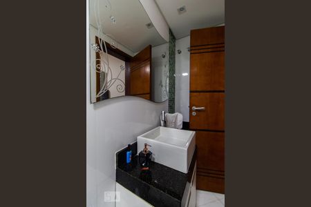 Casa à venda com 550m², 4 quartos e 6 vagasBanheiro do quarto 1