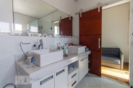 Casa à venda com 550m², 4 quartos e 6 vagasBanheiro do quarto 4