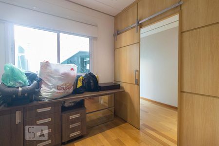 Casa à venda com 550m², 4 quartos e 6 vagasEscritório