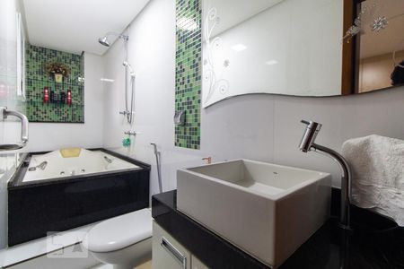 Casa à venda com 550m², 4 quartos e 6 vagasBanheiro do quarto 1