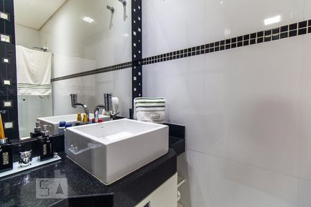 Casa à venda com 550m², 4 quartos e 6 vagasBanheiro do quarto 2