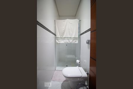 Casa à venda com 550m², 4 quartos e 6 vagasBanheiro do quarto 2