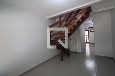 Sala de casa de condomínio para alugar com 2 quartos, 70m² em Rio Branco, Canoas