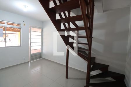 Sala de casa de condomínio para alugar com 2 quartos, 70m² em Rio Branco, Canoas